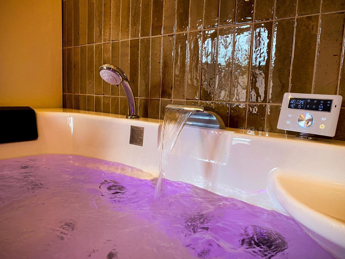 Love Room Suite Bali - Auray En Bretagne Brech Екстер'єр фото